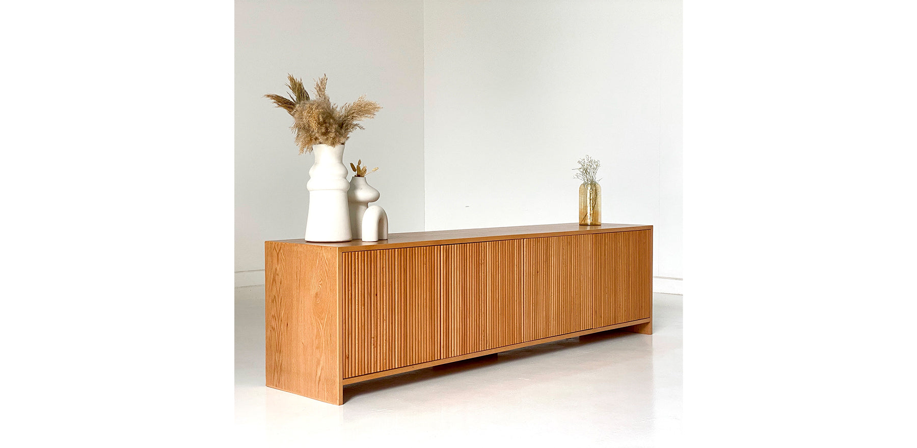 وحدة تلفزيون مزخرفة 