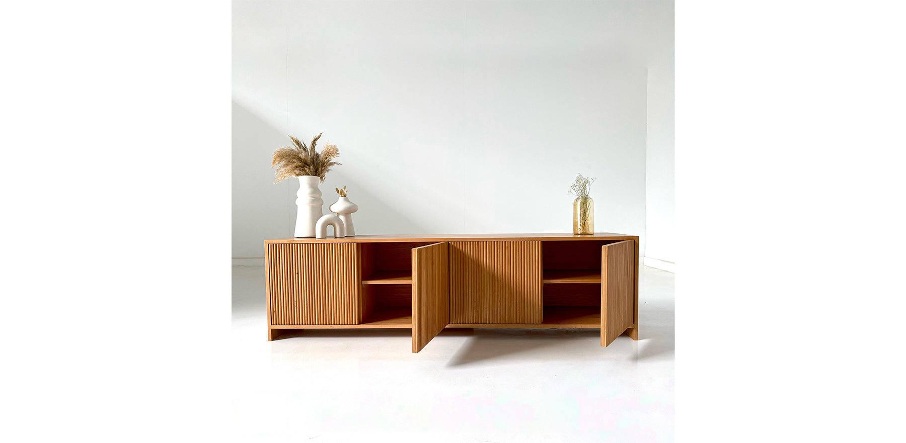 وحدة تلفزيون مزخرفة 