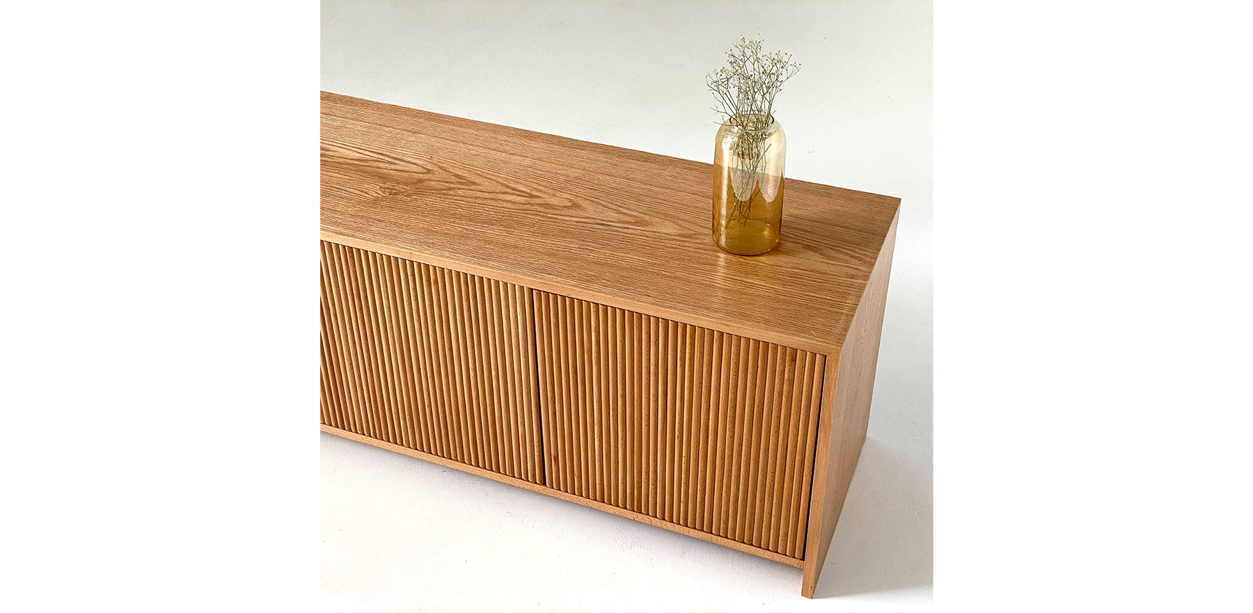 وحدة تلفزيون مزخرفة 